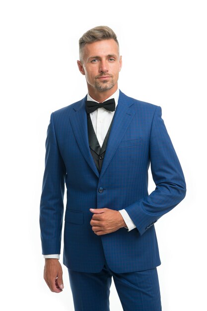 Traje a la medida. Concepto de moda masculina. Chico guapo macho bien arreglado usar esmoquin negro. Tendencia de la moda del novio. Ropa de moda. Tendencia moderna. Servicio de alquiler de trajes. Traje elegante. Estilo de moda de caballero.