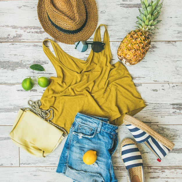 Traje de moda de verano colorido flatlay sobre cultivo cuadrado de fondo pastel