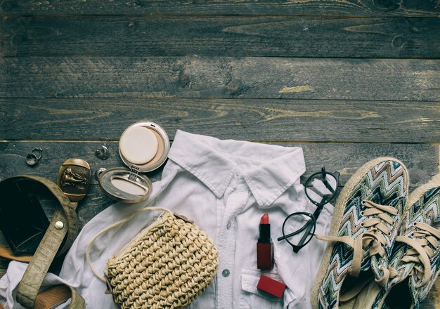 traje de mujer con camisa blanca y accesorios