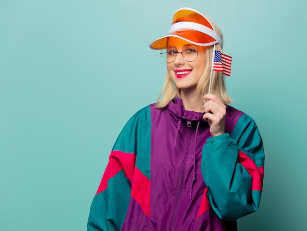 Traje de mujer hermosa en los años 90 en gafas con bandera de Estados Unidos