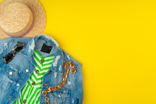 Traje de mujer de moda con accesorios sobre fondo amarillo brillante