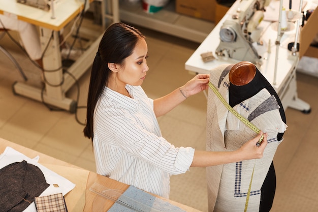 Traje de mujer en taller