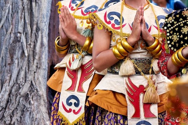Foto traje nacional indonesiomanos en pulseras de oro colores brillantes