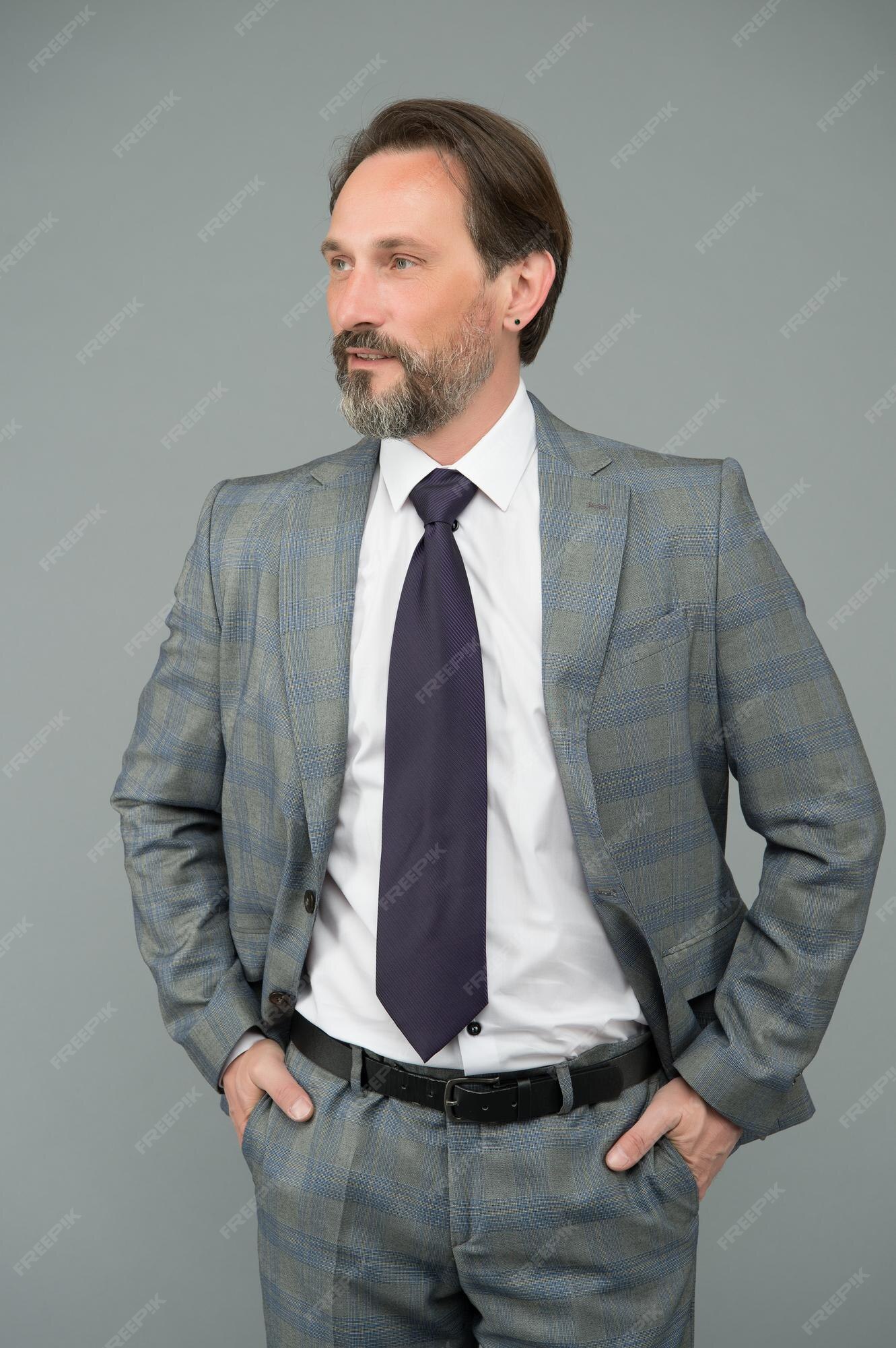 de negocios. tienda exclusiva de ropa masculina. vida de oficina moderna. hombre maduro barbudo en ropa formal. o gerente con y bigote. vestuario de look de del ceo