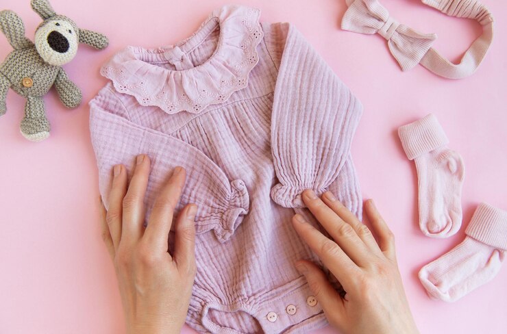 Foto traje rosa con calcetines de perro de juguete y cinta para la cabeza