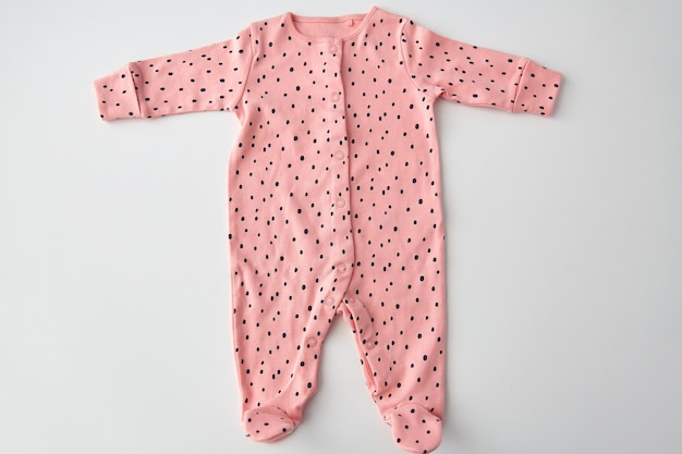traje rosa para niña con fondo blanco