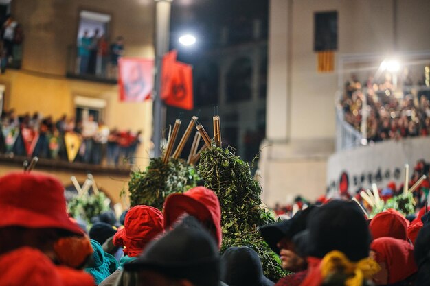 Foto traje típico de una fiesta popular de fuego y petardos