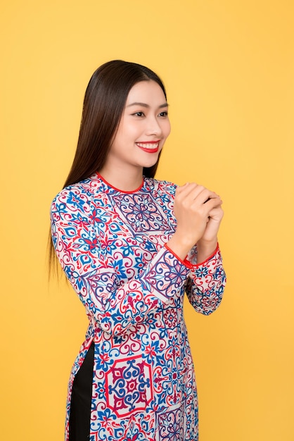 Traje tradicional do festival de mulher vietnamita ao dai. férias de tet. ano novo lunar.