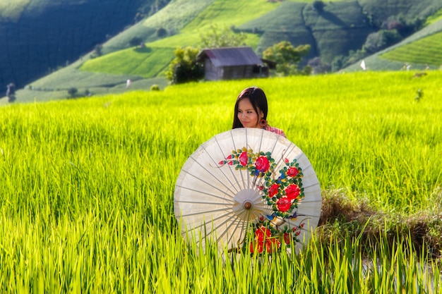 Traje tradicional de ropa de mujer asiática sentado en terraza arroz granja