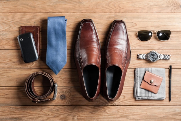 Trajes de accesorios para hombres sobre fondo de madera vieja