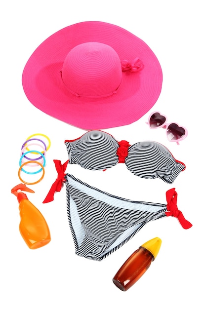 Trajes de baño y artículos de playa aislados en blanco
