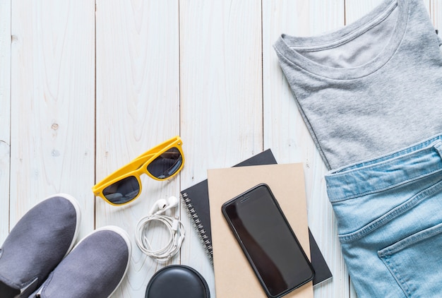 Foto trajes casuales de hombre de viajero, vacaciones de verano.