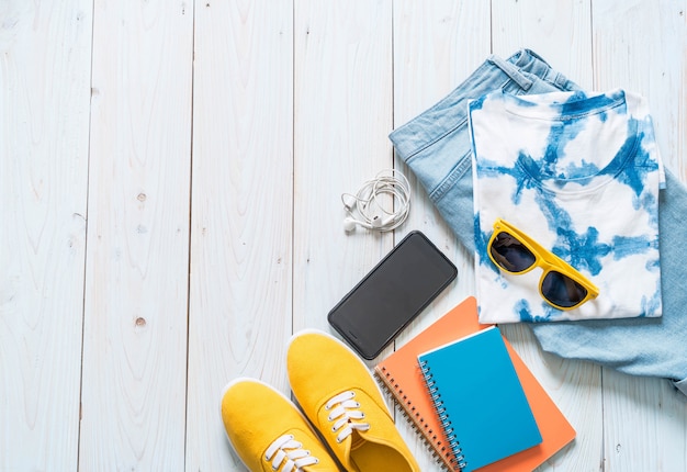 Trajes casuales de hombre de viajero, vacaciones de verano.