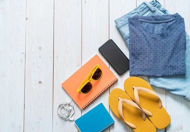 Foto trajes casuales de hombre de viajero, vacaciones de verano.