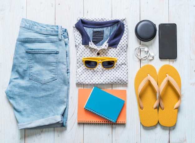 Trajes casuales de hombre de viajero, vacaciones de verano.