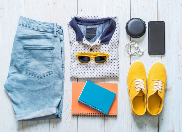 Trajes casuales de hombre de viajero, vacaciones de verano.