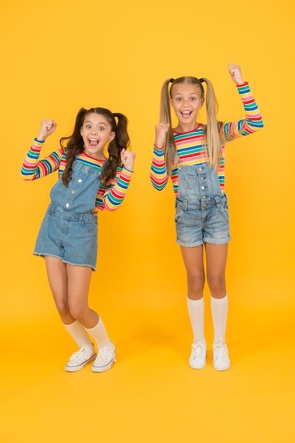 Foto trajes a juego tienda de moda debe tener un accesorio colores vibrantes moda moderna moda para niños cabello largo para niñas lindos niños con los mismos atuendos modernos y elegantes niñas pequeñas con ropa de arcoíris