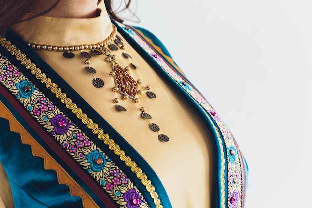 Trajes nacionales bashkir. Pueblos de Rusia. Tártaros en estudio blanco.