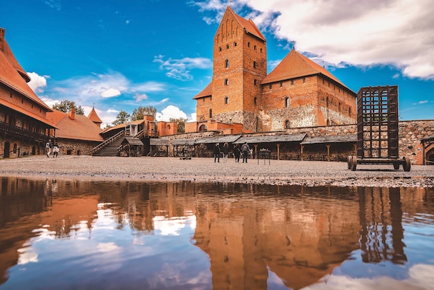 TRAKAI, LITAUEN - 1. August 2020: Die Landschaft um die Inselburg Trakai in Trakai, Litauen. Schönes Schloss.