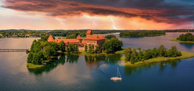 TRAKAI, LITUANIA - 1 de agosto de 2020: El paisaje alrededor del castillo de la isla de Trakai en Trakai, Lituania. Hermoso castillo.