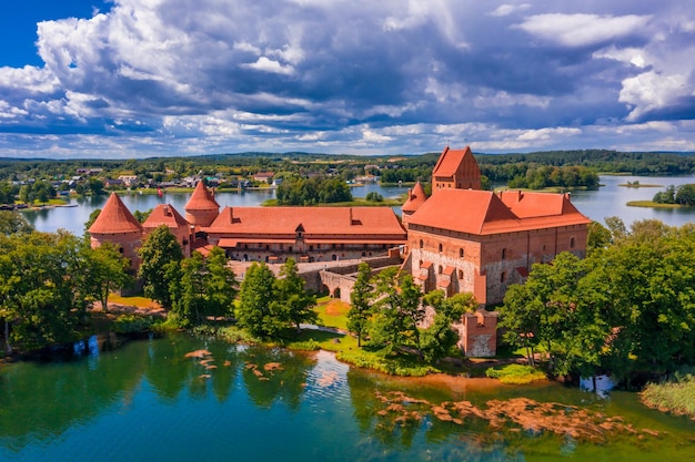 TRAKAI, LITUANIA - 1 de agosto de 2020: El paisaje alrededor del castillo de la isla de Trakai en Trakai, Lituania. Hermoso castillo.