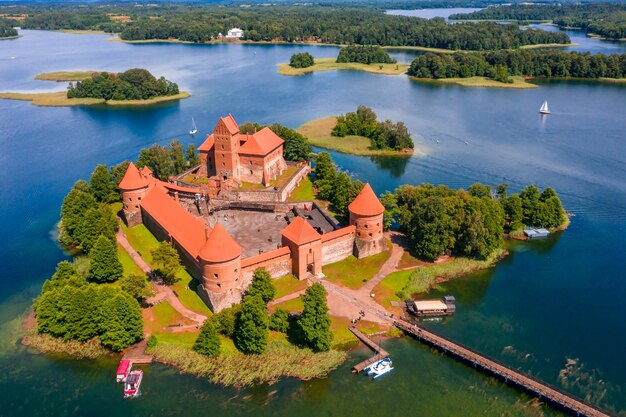 TRAKAI, LITUANIA - 1 de agosto de 2020: El paisaje alrededor del castillo de la isla de Trakai en Trakai, Lituania. Hermoso castillo.