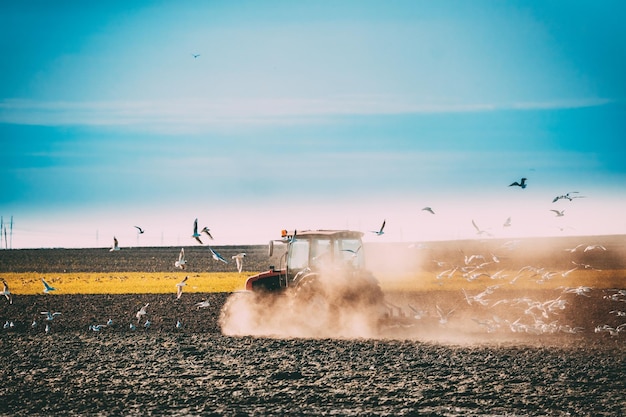 Traktor auf Ackerland gegen den Himmel