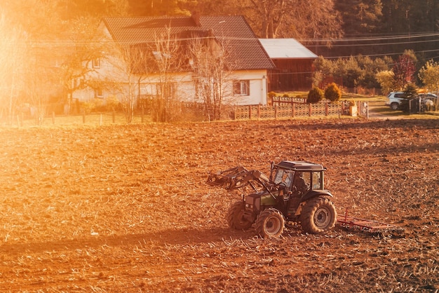 Traktor auf dem Feld an einem sonnigen Tag