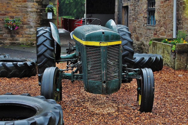 Foto traktor auf dem feld gegen das haus