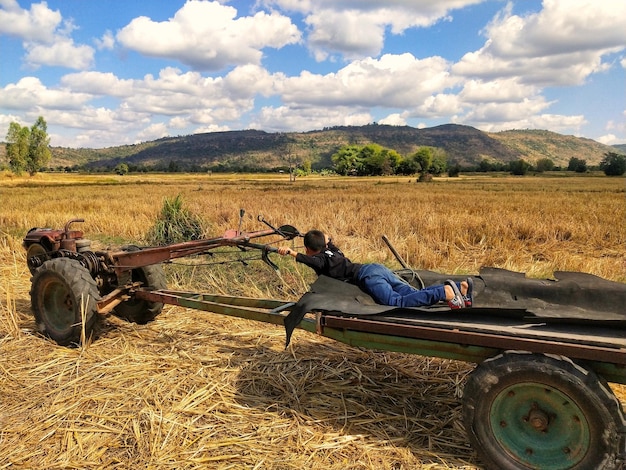 Foto traktor auf dem feld gegen den himmel