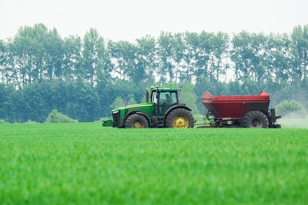 Traktor auf dem feld