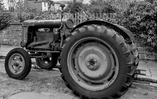 Foto traktor auf der straße