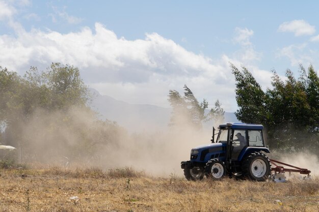 Traktor auf einem Feld