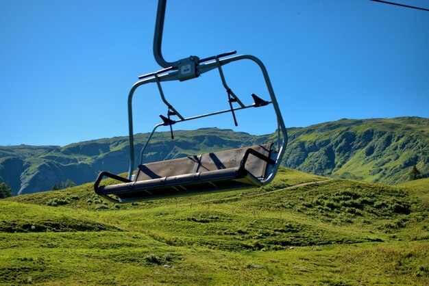 Traktor auf Landschaft gegen klaren blauen Himmel