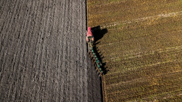 Traktor, der das Feld pflügt