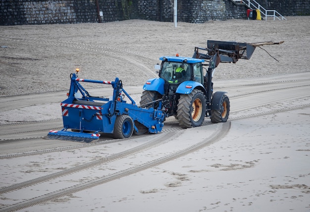 Traktor, der den Sand vom Strand reinigt