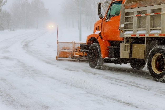 Traktor, der Schnee von der Wohnsiedlung im Winter entfernt