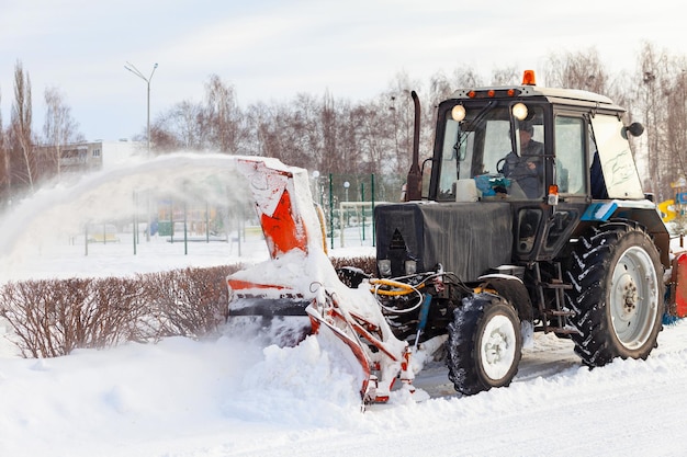 Traktor entfernt nach Schneefall Schnee von den Straßen der Stadt. Russland