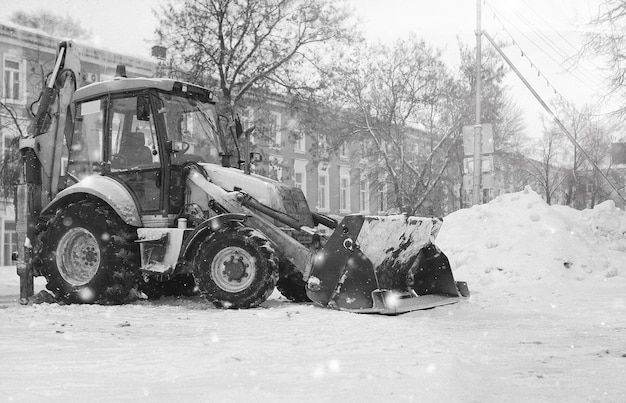 Traktor für die Schneeräumung wird nach der Arbeit auf einer Stadtstraße geparkt