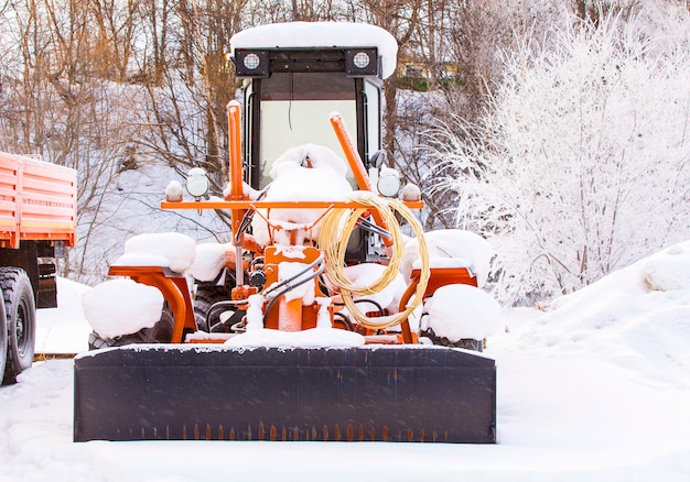 Traktor im schneekalten Winter