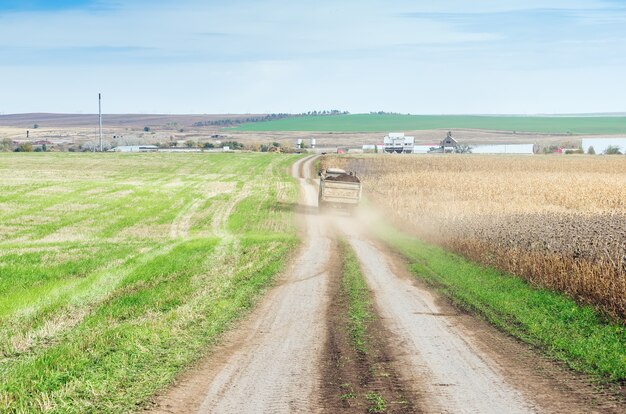 Traktor mit Anhänger auf einer Feldstraße