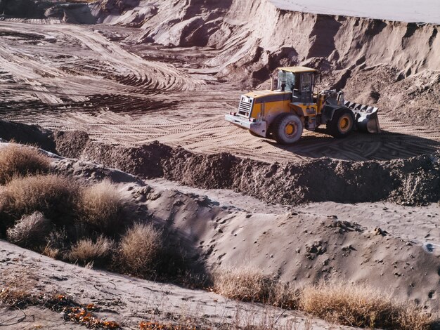 Traktor mit Eimer in einer Sandgrube