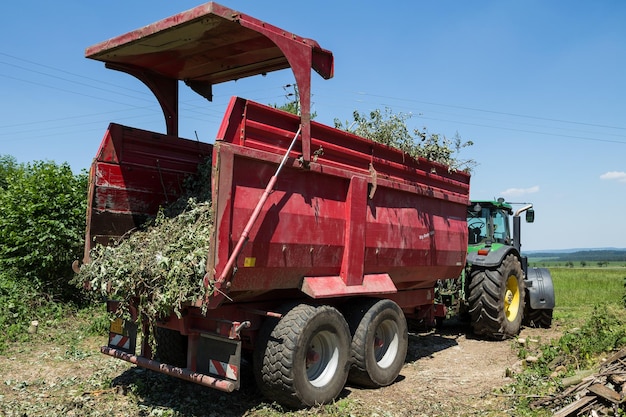 Traktor mit rotem Lastwagen