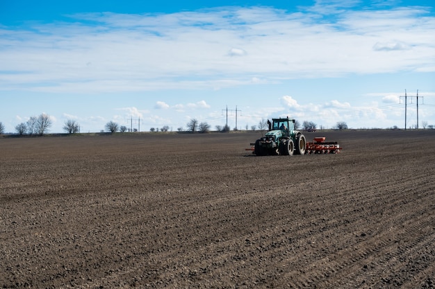 Traktor mit Sämaschine im Frühjahr