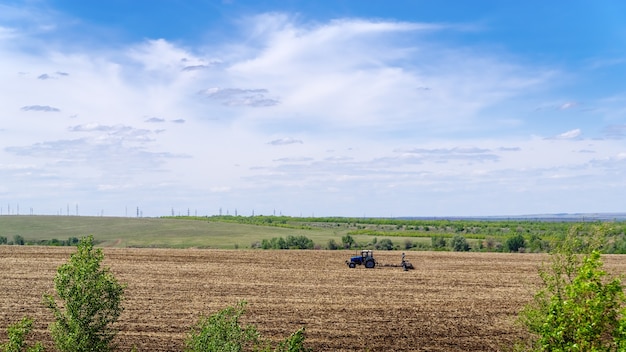 Traktor mit Stoppelsämaschine auf dem Feld Foto aufgenommen in Russland