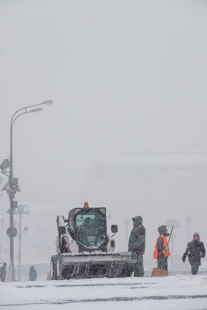 Traktor reinigt Schnee auf Vasilyevsky Spusk