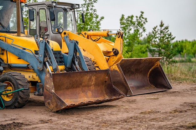 Traktorbagger stehen auf einem Feld im Dorf