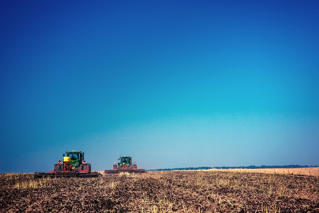 Traktoren arbeiten im Feld