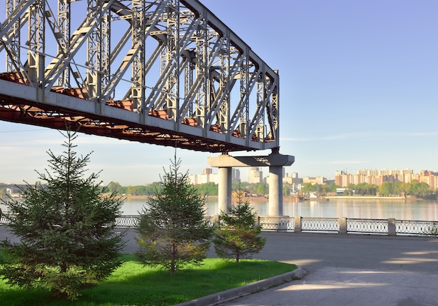 El tramo histórico del puente ferroviario sobre el terraplén en Novosibirsk.