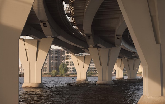 Tramos de un puente de carretera sobre el río Vista debajo del puente Estructuras de ingeniería complejas